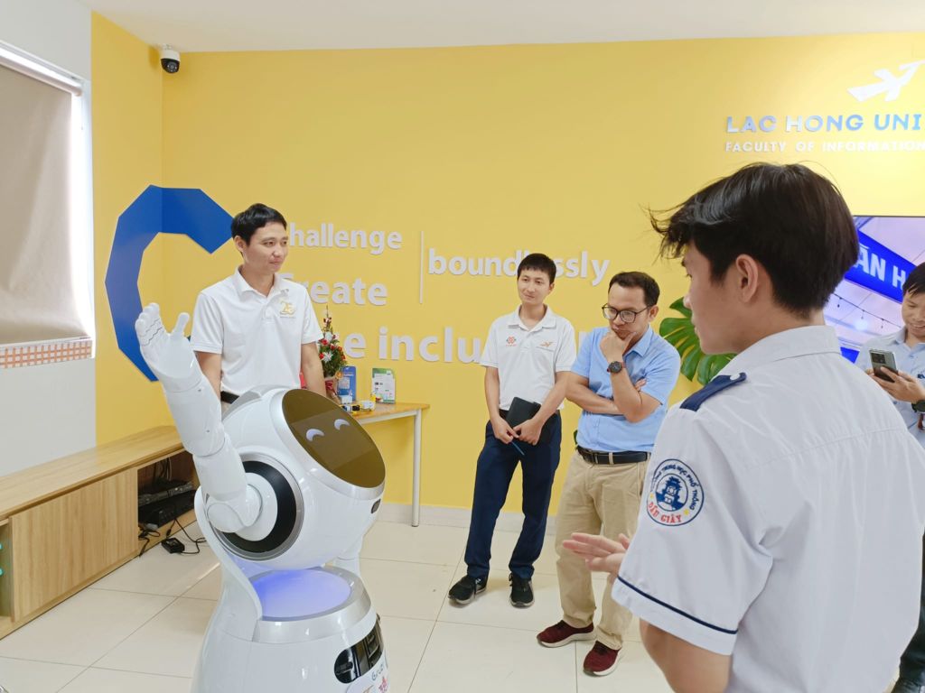 việc đào tạo giáo viên AI Robotic là cần thiết để đáp ứng nhu cầu ngày càng tăng về nhân lực chuyên gia trong lĩnh vực này.