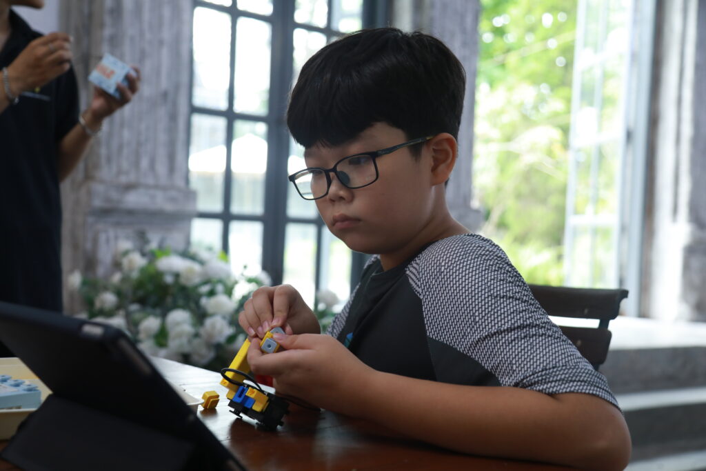 Khi lập trình robot trở thành công cụ phát triển tư duy logic cho trẻ
