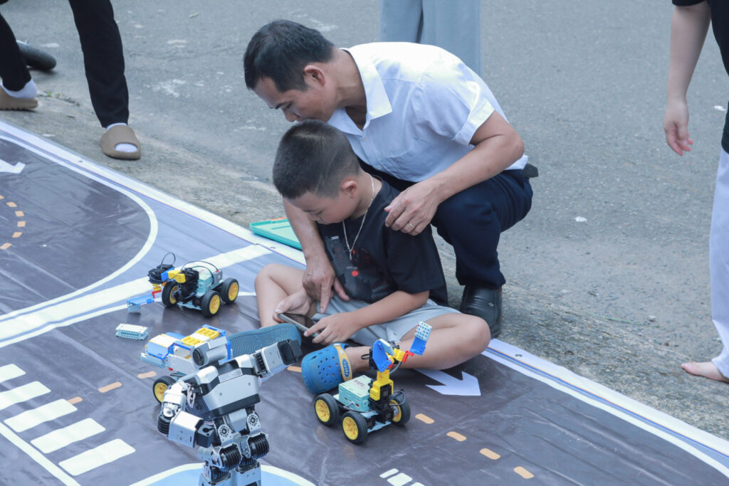 Cha mẹ cùng con khám phá hành trình học AI và công nghệ tại AI ROBOTIC.