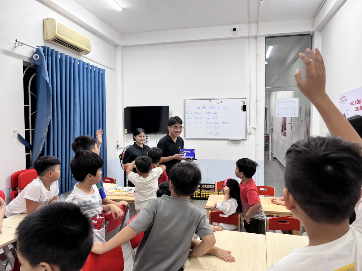 Các bạn nhỏ hứng khởi tham gia giờ học, thể hiện tinh thần học qua chơi trong chương trình giáo dục STEM của AI ROBOTIC