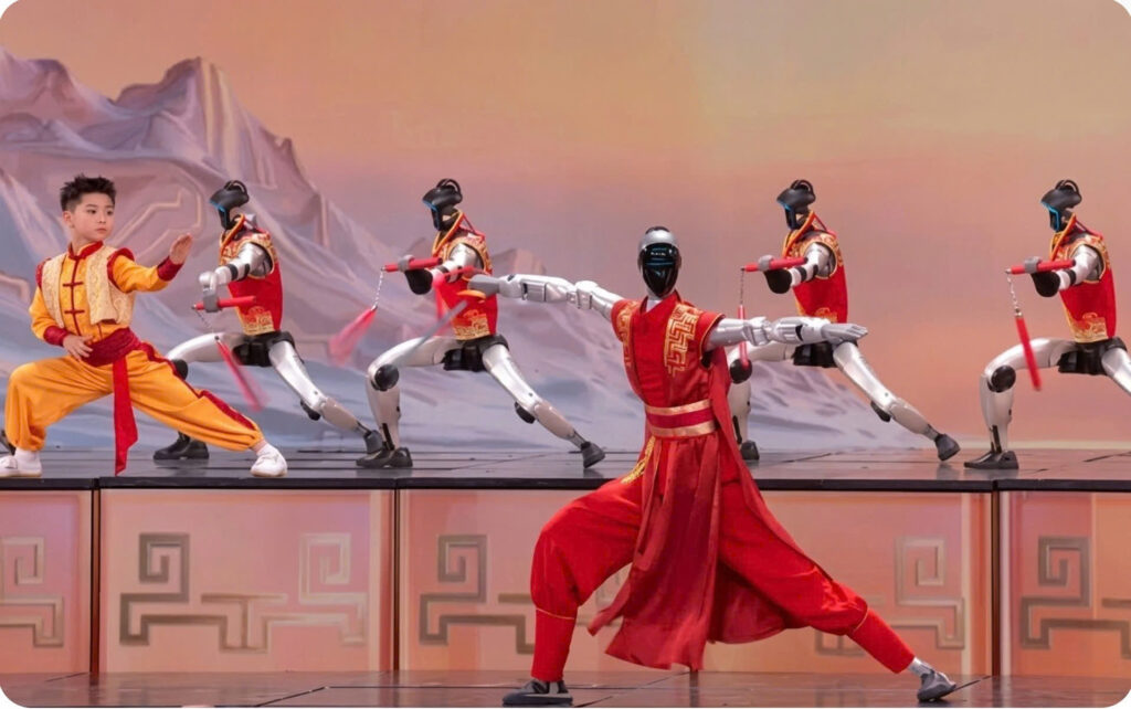 Robot hình người biểu diễn võ thuật trong đêm giao thừ tại Trung Quốc